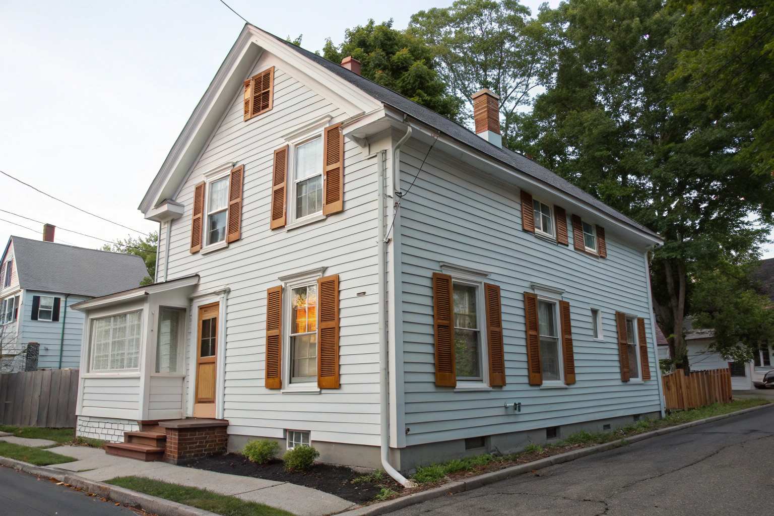 Выбор краски для фасада дома: советы по долговечности