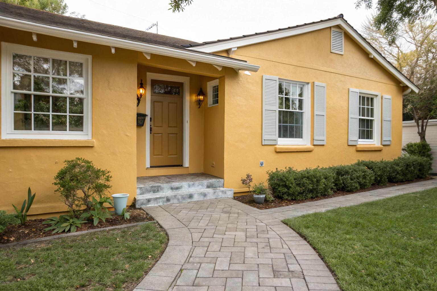 Выбор краски для фасада дома: советы по долговечности